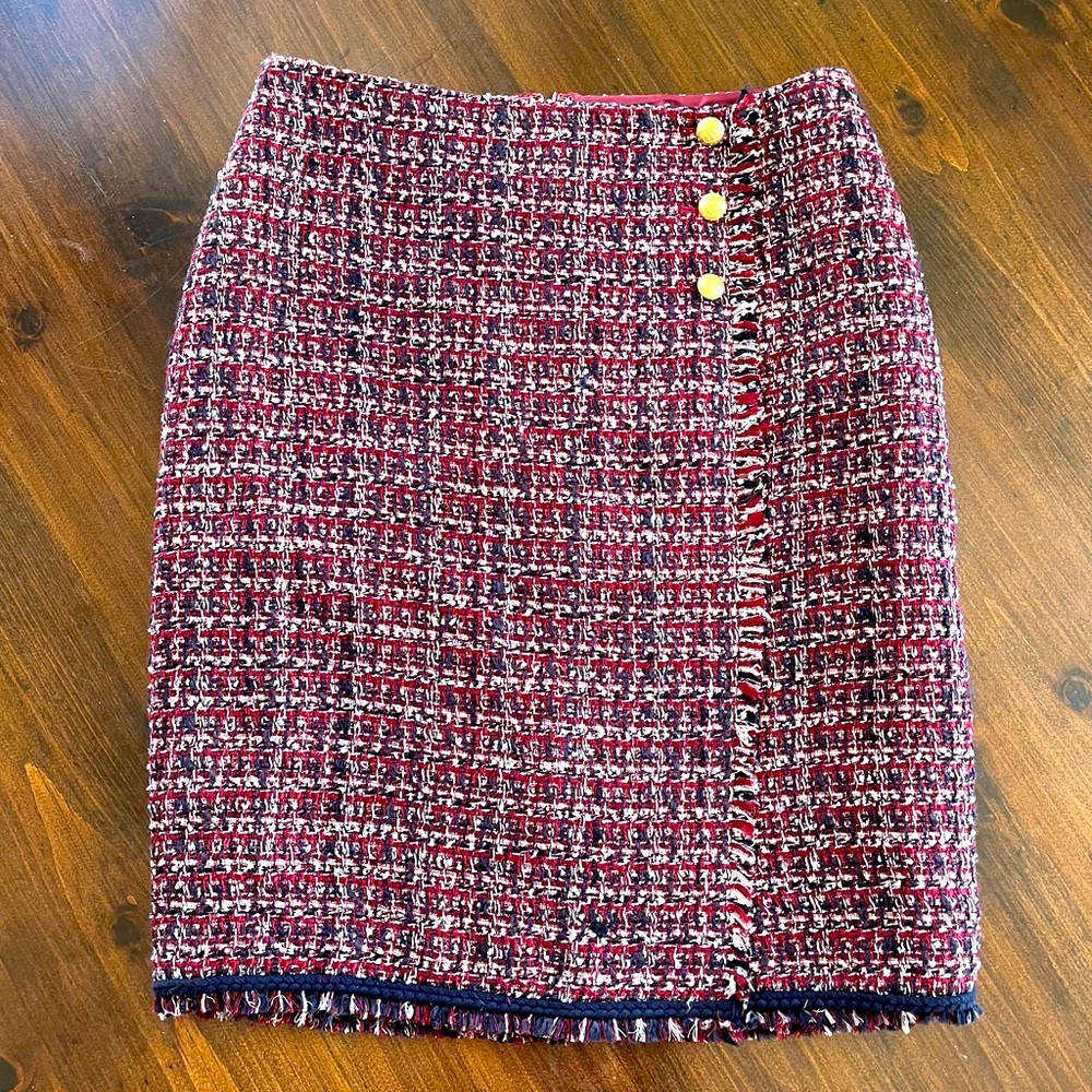 Talbots women’s pencil skirt size 6. EUC! Navy and plum soft weave material.